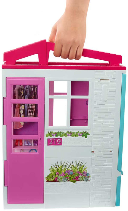 Colpia Doll House con bambola e mobili
