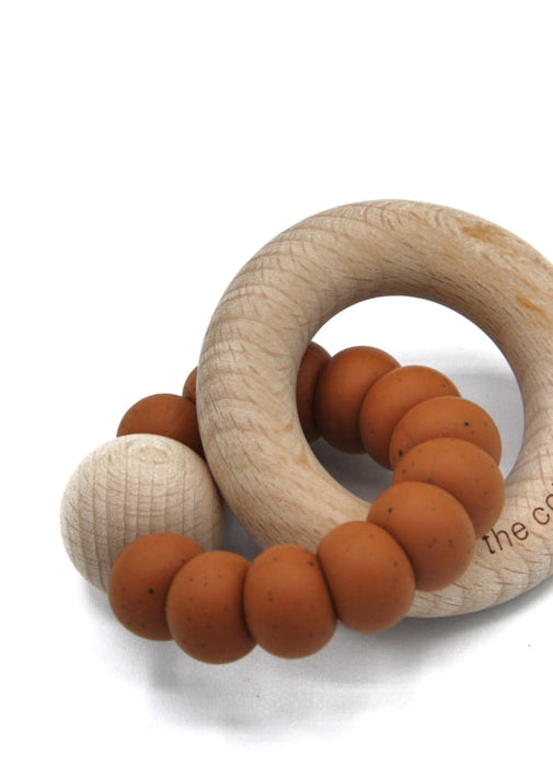 Teether con anello di legno, caramello