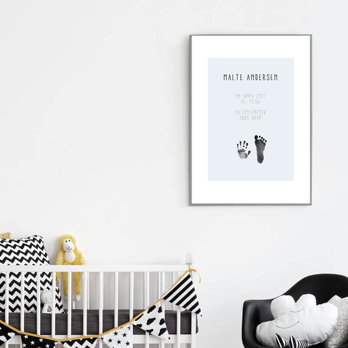 Poster di nascita con mano e impronta e le informazioni del bambino, blu