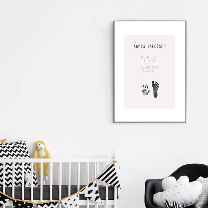 Poster di nascita con mano e impronta e le informazioni del bambino, Rose