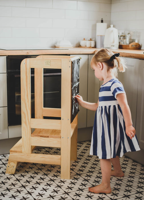 Aiutante da cucina con lavagna - legno naturale